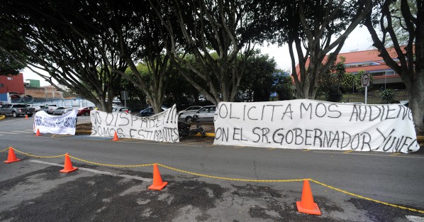 Afuera del Palacio Legislativo, estudiantes del Frente Democrático Popular Veracruzano demandan el pago de becas atrasadas. 
