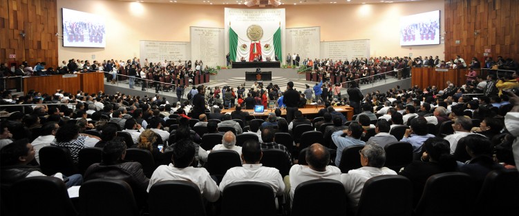 Durante la sesión del Congreso de este martes se discutiría el dictamen de modificación a la Ley de Tránsito, por lo que trabajadores del volante acudieron a la misma sin embargo el dictamen fue retirado de la orden del día para gusto del gremio. 
