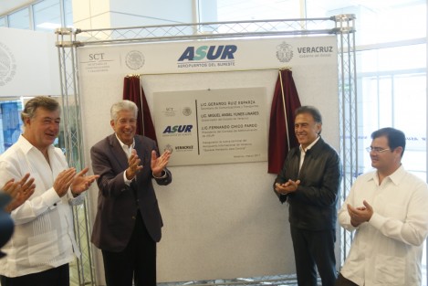 Se llevó a cabo la Inauguración de la Nueva Terminal del Aeropuerto Internacional de Veracruz <em>General Heriberto Jara Corona</em>. El titular de la SCT, Gerardo Ruiz Esparza, y el gobernador del estado, Miguel Ángel Yunes Linares, fueron los encargados de develar la placa conmemorativa.  