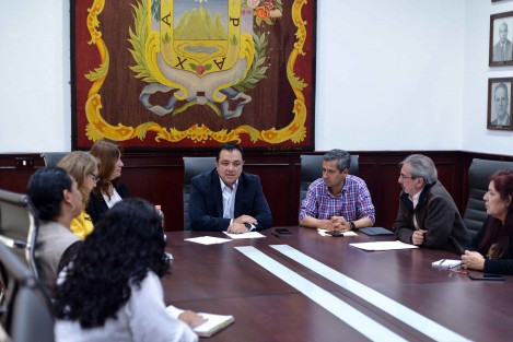 En reunión de trabajo con Ramón Reyes Meza, Director de la Escuela Secundaria Técnica Industrial Número 3, el alcalde Américo Zúñiga Martínez refrendó el compromiso de su administración con el desarrollo integral de los estudiantes al anunciar que en breve el Ayuntamiento de Xalapa iniciará con los trabajos de rehabilitación de las tres canchas deportivas. 
