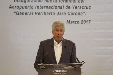 l secretario de Comunicaciones y Transportes (SCT), Gerardo Ruiz Esparza afirmó que se analiza la solicitud que hizo el gobernador de que nueve puentes de Capufe pasen a la administración estatal e indicó que es Hacienda la que debe dar la autorización.