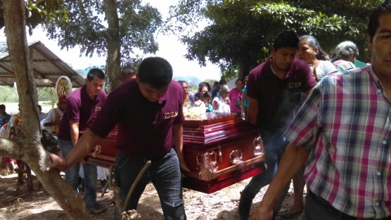 Amigos, danzantes y familiares, le dieron el último adiós al joven volador Juan Enrique Villanueva Susano, de solo catorce años, atropellado por un irresponsable conductor de un autobús frente al parque temático 
