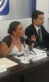 Al ser cuestionada sobre la crisis que pronosticó el gobernador  por la no reestructuración de la deuda, si trabararía sin cobrar, dijo que sí sin chistar. 