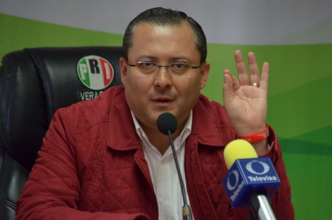 El dirigente estatal del PRI, Renato Alarcón, lamentó las desatinadas declaraciones del gobernador Miguel Ángel Yunes, al decir que prefiere pagar a los polícías y maestros que a un diputado, pasándose <em>por el arco del triunfo</em> que son poderes distintos, y los diputados no son sus empleados; y a final de cuentas es más fácil que los diputados le reduzcan el sueldo a él.  