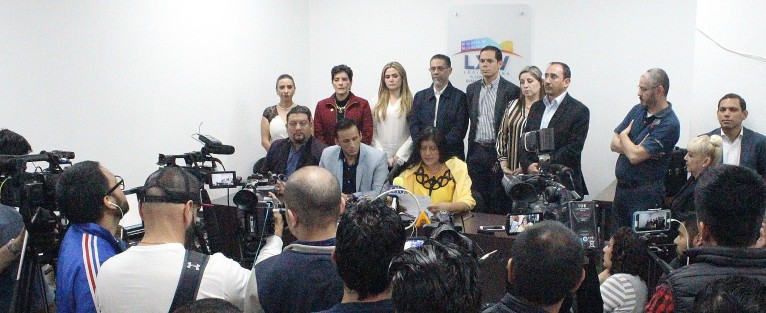 Diputados del PAN y PRD están exhortan al Gobierno del Estado se declare en suspensión de pago por la situación financiera que se podría avecinar luego del rechazo del dictamen de reestructuración de la deuda. 