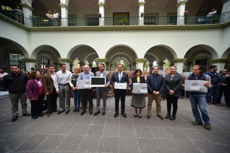 Al entregar equipo de cómputo y mobiliario por más de 2 millones de pesos a diferentes áreas de la administración, a las Delegaciones y a las Agencias Municipales, el alcalde Américo Zúñiga Martínez refirió la importancia de renovar el equipamiento municipal obsoleto para atender mejor a la ciudadanía xalapeña. 