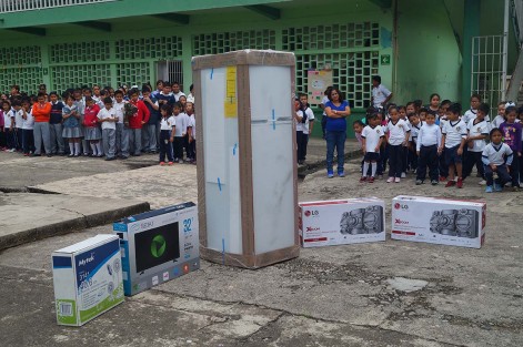  Escuela primaria recibió apoyos para continuar construcción  de un aula.
