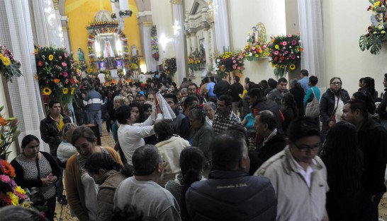 Durante los festejos hay danza, juegos pirotécnicos y la iglesia es adornada con muchas flores.

