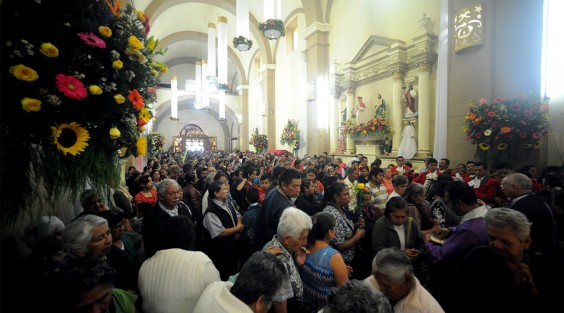 Como cada año feligreses católicos se dieron cita en la comunidad de San Pablo Coapan para celebrar a el padre Jesús del Consuelo, para lo cual la calle principal es adornada con un tapete de aserrrin y adornos variados para el paso del patrono.