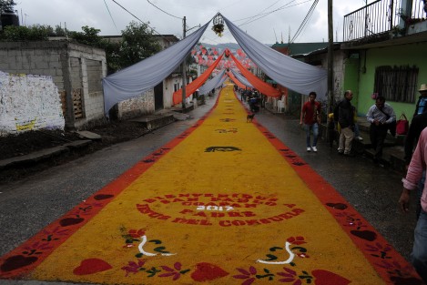 Como cada año feligreses católicos se dieron cita en la comunidad de San Pablo Coapan para celebrar a el padre Jesús del Consuelo, para lo cual la calle principal es adornada con un tapete de aserrrin y adornos variados para el paso del patrono. 