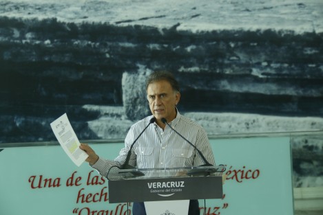 El gobernador Miguel Ángel Yunes Linares anunció en conferencia de prensa que la noche del miércoles presentó al Congreso del Estado una nueva iniciativa para la reestructuración de la deuda, en donde se detalla que se podrá conocer el destino de los recursos que se obtengan con la medida.