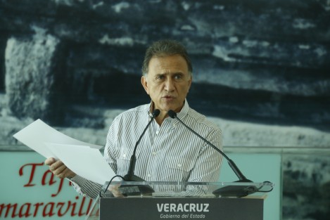 El gobernador Miguel Ángel Yunes Linares anunció en conferencia de prensa que la noche del miércoles presentó al Congreso del Estado una nueva iniciativa para la reestructuración de la deuda, en donde se detalla que se podrá conocer el destino de los recursos que se obtengan con la medida.