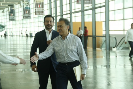 El gobernador de Veracruz, Miguel Ángel Yunes Linares, ofreció una rueda de prensa para indicar que buscará darle continuidad al dialogo con los legisladores locales para convencerlos de los beneficios que traería al estado aprobar la reestructuración de la deuda pública. También afirmó que los trabajadores del estado tienen garantizados sus sueldos y prestaciones, a diferencia con lo que en un video difundió el martes. 