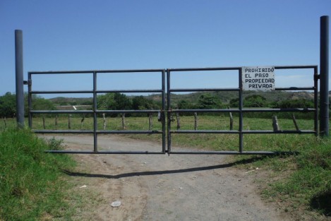 El acceso fue negado a los reporteros de medios locales, por lo que éstos optaron por entrar a la fuerza, siendo escoltados por una unidad. 