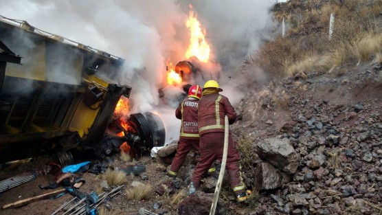 Un fatal accidente se suscitó sobre la autopista Perote – Cantona a la altura del kilómetro 82 dejando como saldo cuatro vehículos accidentados, siendo dos tráileres, uno de ellos incendiado, un vehículo compacto y una camioneta familiar, dando como resultado pérdidas materiales por varios miles de pesos y una persona fallecida. 