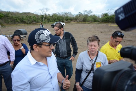 El fiscal general del estado de Veracruz, Jorge Winckler Ortiz, realizó un recorrido por un predio donde presuntamente se localizan algunas fotos clandestinas.El funcionario estuvo acompañado por integrantes del colectivo Solecito Veracruzano.