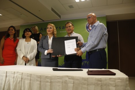 El gobernador de Veracruz y el presidente de la fundación Tony, firmaron un convenio de colaboración con la UPAV para combatir las adicciones. 