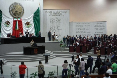 Amado Cruz, líder de la bancada de MORENA, cuestionó el convencimiento de los priistas con el nuevo dictamen de reestructura de deuda, debido que en el mismo nuevamente no se especifican las condiciones del mismo, como tasas de interés. Además recordó que la transparencia en SEFIPLAN ya es una obligación por ley.  