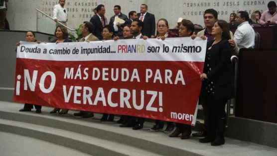 Por 38 votos a favor y 12 en contra (de la bancada de MORENA), fue aprobada la reestructuración de la deuda estatal por 46 mil millones de pesos. Los diputados de MORENA desplegaron una manta. 