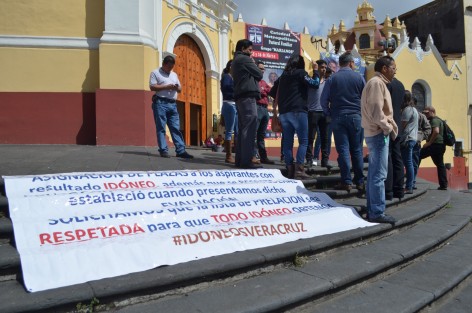 Un pequeño grupo de maestros arribaron a la Plaza Lerdo donde realizaron una protesta para pedir al gobierno la asignación de plazas de educación básica,luego de que éstas no han sido otorgadas pese a los bueos resultados obtenidos en los exámenes.
 
