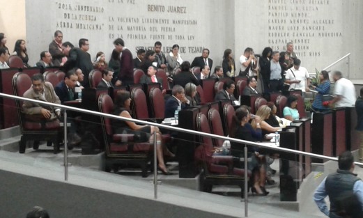 Con el voto de todas las fracciones legislativas, a exepción de MORENA, el Congreso de Veracruz aprobó la reestructuración de la deuda estatal por 46 mil millones de pesos, propuesta por el gobernador Miguel Ángel Yunes Linares. 