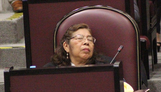 Bancada perredista meditando el sentido de su voto. 