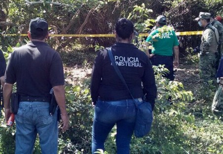 Este viernes que  peritos criminalistas  y agentes de la Policía Ministerial de la Fiscalía Regional, así como marinos y policías estatales y de la Fuerza Civil, mediante una orden autorizada por un juez de control, ingresaron al rancho  para iniciar los trabajos de excavación.