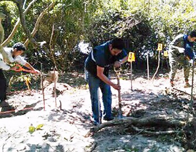 Autoridades ministeriales y de la Secretaría de Marina llevaron a cabo la presunta exhumación de al menos siete cadáveres enterrados en diversas fosas ubicadas en un predio denominado Los Cocos, en la localidad de Arbolillo, Alvarado. 