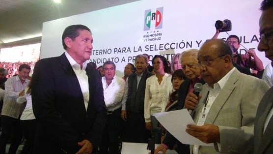 Alejandro Montano Guzmán recibió su constancia para ser el candidato del Partido Revolucionario Institucional a la alcaldía de  Xalapa.