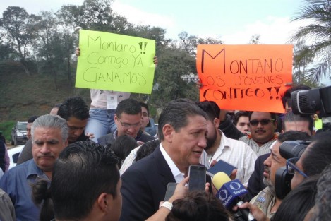 Alejandro Montano Guzmán recibió su constancia para ser el candidato del Partido Revolucionario Institucional a la alcaldía de Xalapa.
