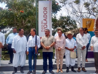 El gobernador Miguel Ángel Yunes Linares  inauguró las actividades de la Cumbre Tajín 2017 y agradeció al exgobernador priista Miguel Alemán Velasco, quien fundó esta fiesta, el apoyo y donativo de cuatro millones de pesos. 