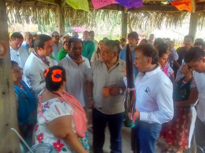 Pobladores de la localidad agradecieron de manera especial al exdirector de la Cumbre, Salomón Bazbaz, pues recordaron que él se sumó y forma parte de esta tradición desde hace 18 años, por lo que incluso bromearon que ya <em>es más totonaco</em>.