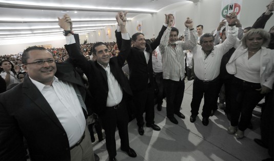 Acompañado por el dirigente estatal del PRI, Renato Alarcón, y el senador Héctor Yunes, entre otros, durante la Convención Municipal de Delegados del PRI, Alejandro Montano fue designado candidato a la alcaldía de Xalapa. 