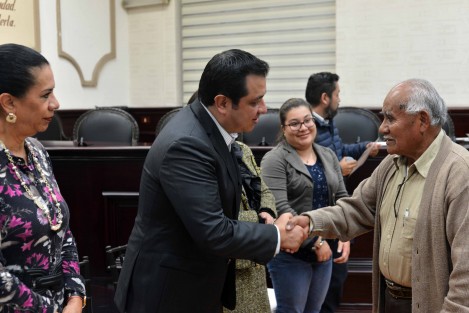 Al entregar más de 150 nombramientos a Jefes de Manzana, de las delegaciones Centro- Sur y Oeste, el alcalde Américo Zúñiga Martínez reconoció el compromiso <em>de quienes son nuestro enlace más efectivo con los ciudadanos de cada colonia de Xalapa</em>.