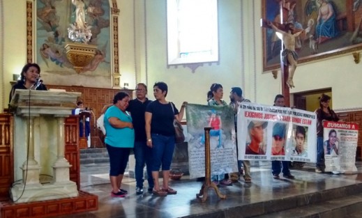 Los padres y familiares de los tres jóvenes desaparecidos por elementos de la Policía Municipal, realizaron una manifestación pacífica tanto en el interior de la Iglesia de Nuestra Señora de la Asunción y posteriormente, en la explanada del Mural a la Cultura Totonaca; esto al cumplirse un año de los trágicos hechos. 