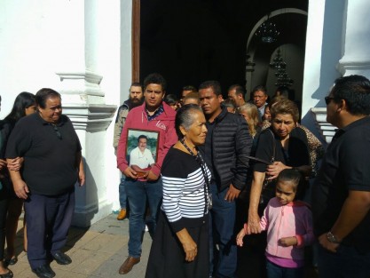  Familiares, amigos y compañeros de trabajo dieron el último adiós al periodista Ricardo Arturo Monlui Cabrera esta mañana de lunes en conocida iglesia  de esta ciudad de Córdoba. 