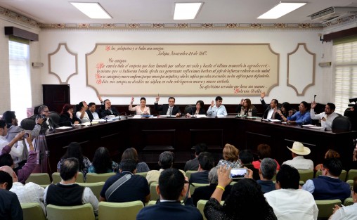  El Cabildo xalapeño y el Consejo de Desarrollo Municipal, encabezados por el alcalde Américo Zúñiga Martínez, aprobaron el Programa General de Inversión 2017, que incluye casi 400 millones de pesos en obras y acciones para el beneficio de todos los ciudadanos.
