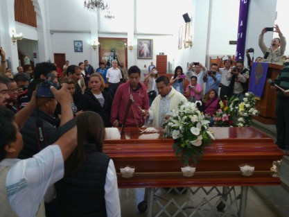 Familiares, amigos y compañeros de trabajo dieron el último adiós al periodista Ricardo Arturo Monlui Cabrera esta mañana de lunes en conocida iglesia de esta ciudad de Córdoba. 
