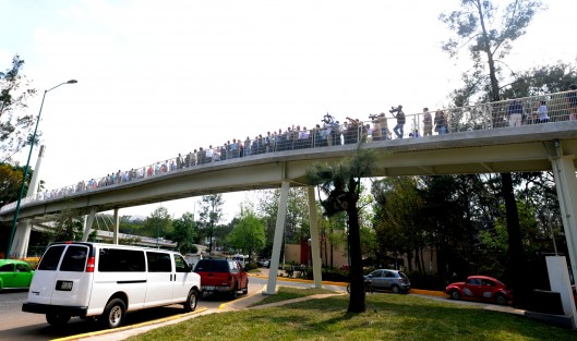 El alcalde Américo Zúñiga, en compañía del Gobernador Miguel Ángel Yunes y la rectora de la UV, Sara Ladrón de Guevara, inauguraron el Puente Juventud, que conecta a la Zona Universitaria con el Campus para la Cultura, las Artes y el Deporte de la UV.
