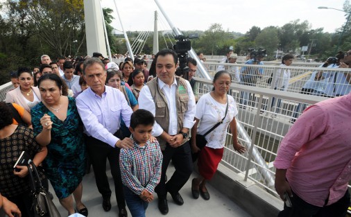Luego de la inauguración, autoridades y asistentes al evento realizaron un recorrido por la magna obra. 