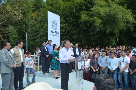 El gobernador Miguel Ángel Yunes Linares hizo el compromiso de que al presentar las observaciones al presupuesto estatal al Congreso, solicitará recursos adicionales para la Universidad Veracruzana, superiores a los que recibió en 2016. 
