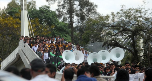 El alcalde Américo Zúñiga, en compañía del Gobernador Miguel Ángel Yunes y la rectora de la UV, Sara Ladrón de Guevara, inauguraron el Puente Juventud, que conecta a la Zona Universitaria con el Campus para la Cultura, las Artes y el Deporte de la UV. 