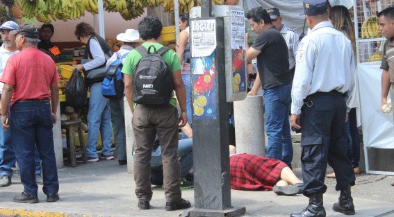 Una mujer resbaló y cayó frente al mercado Galeana de Xalapa, fue auxiliada por ciudadanos mientras  llegaban los paramédicos. Las caídas son frecuentes en las calles de la capital.  