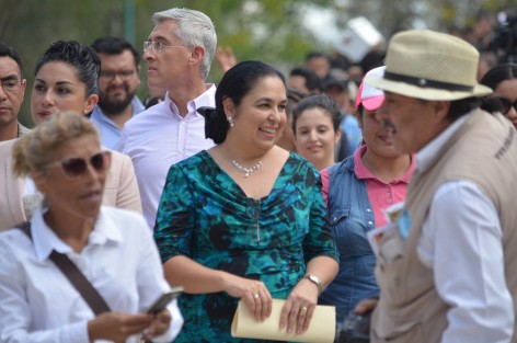 En estos tiempos, en que el discurso recurrente en el gobierno de la Unión Americana nos habla de muros para dividir, separar y aislar, en Xalapa nosotros hablamos de puentes para acercar, unir, colaborar y compartir, aseguró la rectora de la Universidad Veracruzana, Sara Ladrón de Guevara.