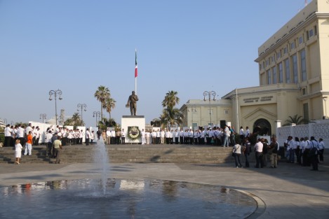 En el puerto de Veracruz  se llevó a cabo la ceremonia de colocación de ofrenda floral en el Hemiciclo a Benito Juárez, para celebrar el aniversario del natalicio del llamado Benemérito de las Américas.