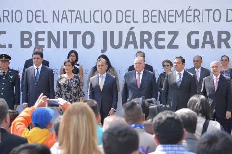 El Gobernador del estado, Miguel Ángel Yunes, y secretarios de despacho acudieron al homenaje por el Natalicio del Benemérito de la Américas, Benito Juárez, donde firmó documentos que avalan la reestructuración de la deuda del gobierno aprobada por diputados locales. 