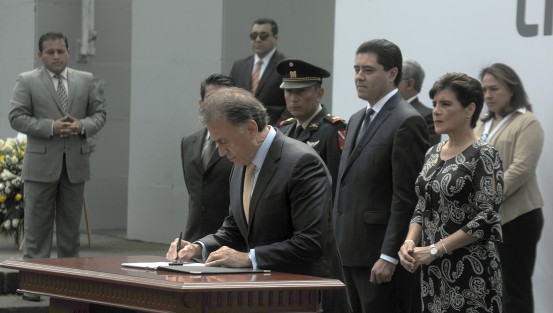 El Gobernador del estado, Miguel Ángel Yunes, y secretarios de despacho acudieron al homenaje por el Natalicio del Benemérito de la Américas, Benito Juárez, donde firmó documentos que avalan la reestructuración de la deuda del gobierno aprobada por diputados locales. 