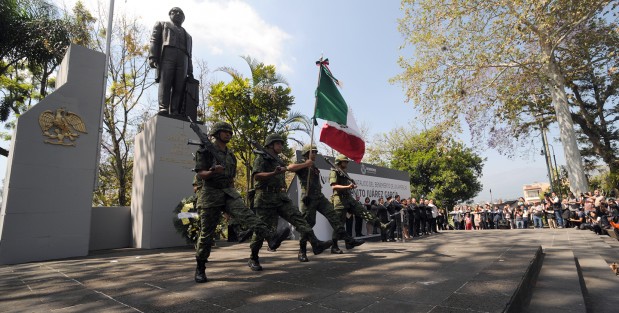 El Gobernador del estado, Miguel Ángel Yunes, y secretarios de despacho acudieron al homenaje por el Natalicio del Benemérito de la Américas, Benito Juárez, donde firmó documentos que avalan la reestructuración de la deuda del gobierno aprobada por diputados locales. 