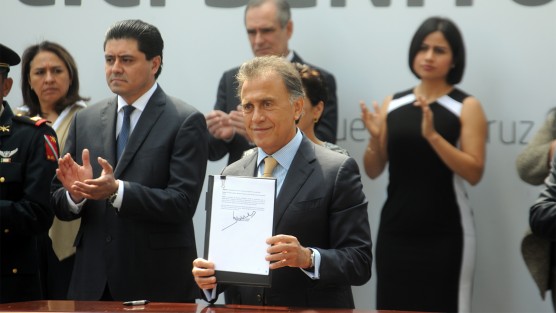 El Gobernador del estado, Miguel Ángel Yunes, y secretarios de despacho acudieron al homenaje por el Natalicio del Benemérito de la Américas, Benito Juárez, donde firmó documentos que avalan la reestructuración de la deuda del gobierno aprobada por diputados locales. 