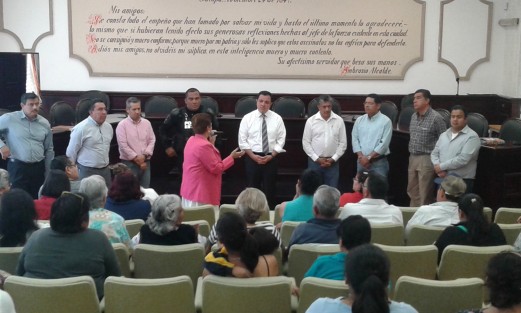 Vecinos de la Unidad Habitacional Homex se reunieron con autoridades locales encabezadas por el alcalde Américo Zúñiga Martínez para tratar el problema de la inseguridad que se presenta en esa zona. Se plantea la implantación de un retén policiaco. 